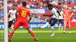 Inggris langsung menekan Andorra di awal laga. Pada menit ke-14 peluang pertama di peroleh tim Tiga Singa melalui Bukayo Saka. Menerima umpan tarik Jude Bellingham, sepakannya masih melebar dari gawang Andorra. (Foto: AFP/Justin Tallis)