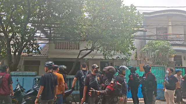 Polisi menggerebak kampung Ambon pada Kamis 15 Oktober 2026