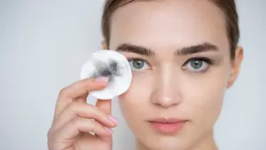 Bersihkan kesalahan yang ada dengan micellar water ketika membuat floating eyeliner. (Foto: Freepik)