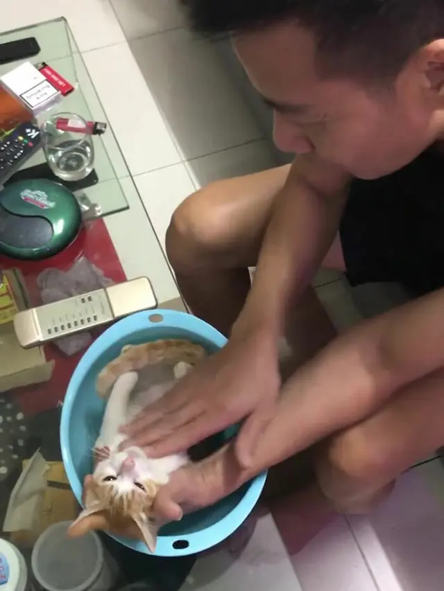 cara mandikan bayi