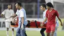 Gelandang Indonesia, Egy Maulana Vikri, ditandu keluar lapangan karena cedera saat melawan Uni Emirat Arab (UEA) pada laga AFC di SUGBK, Jakarta, Rabu (24/10/2018). Indonesia menang 1-0 atas UEA. (Bola.com/M Iqbal Ichsan)