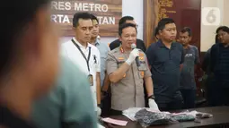 Kapolres Jakarta Selatan Kombes Bastoni Purnomo memberikan keterangan terkait begal warteg di Jakarta Selatan, Minggu (26/1/2020). Polisi menangkap empat orang begal Warteg Mamoka Bahari di kawasan Pesanggrahan beberapa waktu lalu dengan sejumlah barang bukti. (Liputan6.com/Immanuel Antonius)