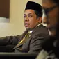 Wakil Ketua DPR Fahri Hamzah saat mengelar jumpa pers terkait proses pengaduannya ke MKD atas tindakan yang dilakukan Petinggi PKS Sohibul iman, Surahman Hidayat dan Hidayat Nur Wahid di Jakarta (29/4). (Liputan6.com/Johan Tallo)