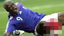 Striker Liverpool, Djibril Cisse, menderita dua cedera parah dalam kurun waktu yang tidak terlalu lama. Yang pertama dialaminya bersama Liverpool dan kedua saat membela Perancis melawan Cina. (kepoan.com)