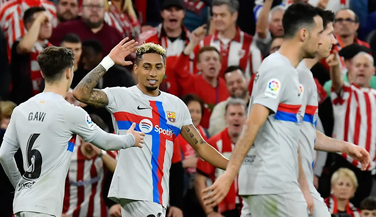 Pemain Barcelona Raphinha (tengah ​​kiri) merayakan setelah mencetak gol ke gawang Athletic Bilbao pada pertandingan sepak bola La Liga Spanyol di Stadion San Mames, Bilbao, Spanyol, 12 Maret 2023. Barcelona mengalahkan Athletic Bilbao dengan skor 1-0. (AP Photo/Alvaro Barrientos)