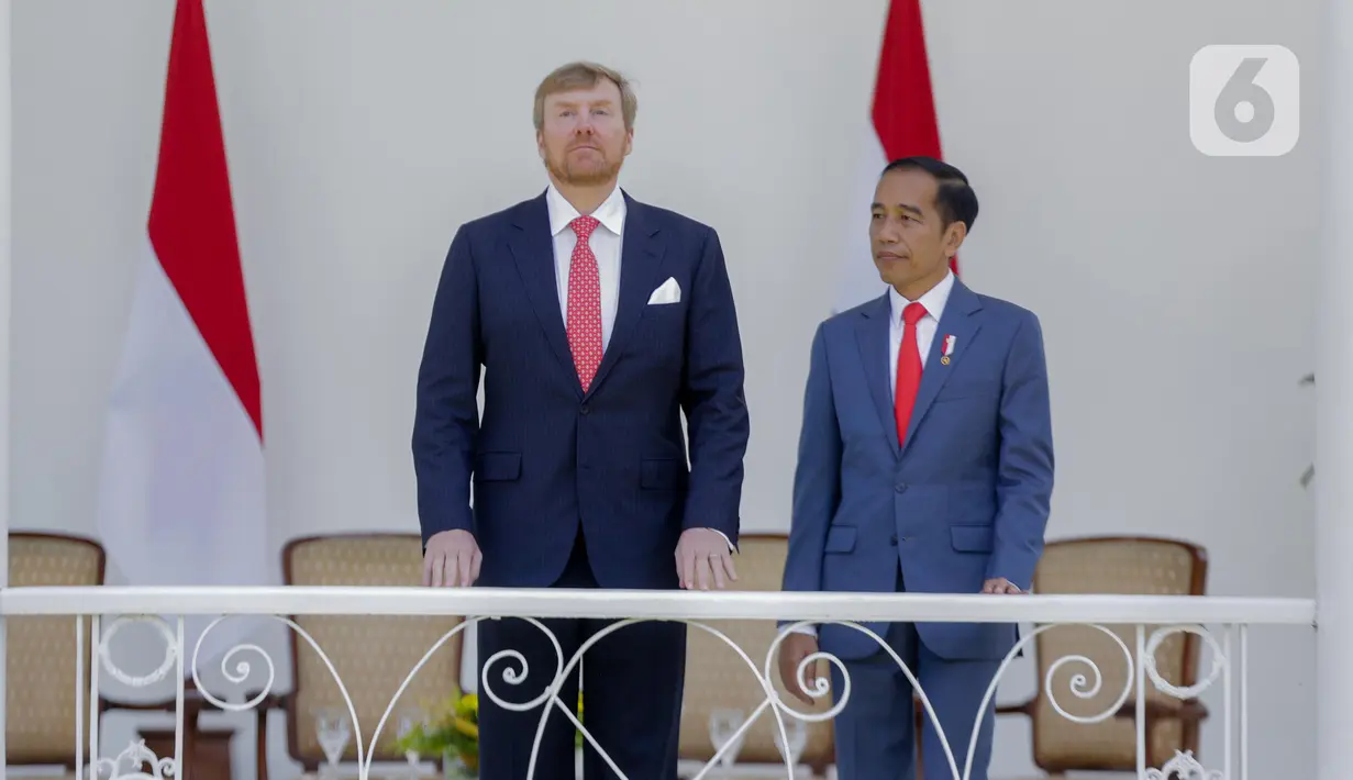 Presiden Joko Widodo (Jokowi) dan Raja Belanda Willem Alexander (kiri) berbincang saat kunjungan kenegaraan di beranda Istana Bogor, Selasa (10/3/2020). Agenda kenegaraan disebutkan membahas kerja sama bilateral di bidang ekonomi dan peningkatan sumber daya manusia. (Liputan6.com/Faizal Fanani)