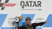 Maverick Vinales saat finis pertama pada balapan MotoGP Qatar 2021. (KARIM JAAFAR / AFP)