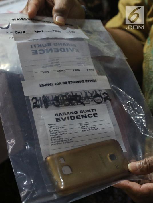 Salah satu barang bukti peretasan situs PN Sulawesi Tenggara diperlihatkan di Bareskrim Mabes Polri, Jakarta, Jumat (9/11). Polisi menahan empat pelaku yang tergabung kelompok Black Hat dan beberapa masih di bawah umur. (Liputan6.com/Helmi Fithriansyah)