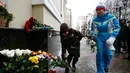 Warga meletakkan karangan bunga untuk mengenang korban dari pesawat militer Rusia Tupolev Tu-154 yang jatuh di Laut Hitam, Rusia, Minggu (25/12). Diperkirakan sebanyak 91 orang belum diketahui nasibnya. (REUTERS / Sergei Karpukhin)