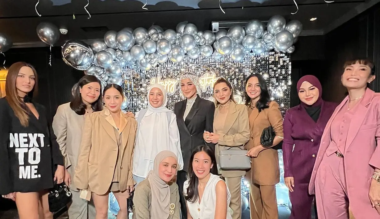 Impresi elegan diberikan dari looks Ririn Ekawati yang mengenakan set blazer warna coklat yang dipadukan inner dan sling bag warna hitam. Di sampingnya, ada Ashanty yang tak kalah memukau dengan blazer dan long pants warna beige-nya. Ashanty melengkapi penampilannya dengan sling bag warna light grey.  [@mrsayudewi/@ashanty_ash/@titi_kamall]