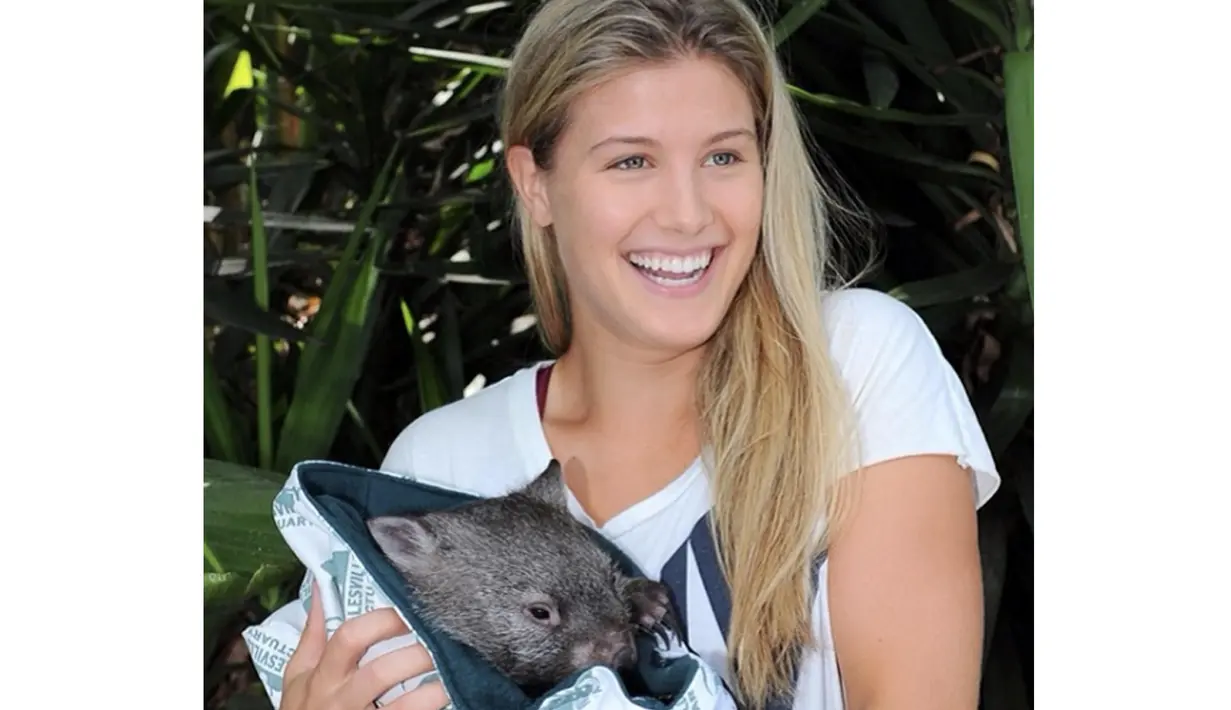 Eugenie Bouchard dengan senyum manisnya saat menggendong koala. (Photo/Instagram)