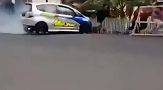 Drag Race Maut di Kotamobagu, Mobil Hilang Kendali Tabrak Kerumunan Penonton