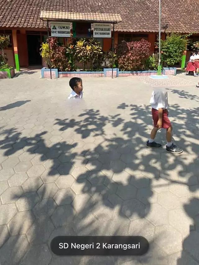 11 Potret Momen Lucu Warga di Google Street View Sukses Bikin Cekikikan