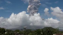 Gunung Mayon di Filipina mengeluarkan gumpalan asap raksasa terlihat dari Camalig, selatan Manila, Senin (22/1). Status level 4 menandakan bahwa letusan gunung akan terjadi dalam waktu dekat. (AP Photo/Earl Recamunda)
