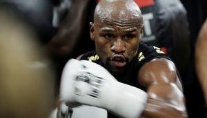 Floyd Mayweather Jr. berlatih di Las Vegas menjelang pertarungan melawan Conor McGregor pada 26 Agustus 2017.  (AP Photo/John Locher)