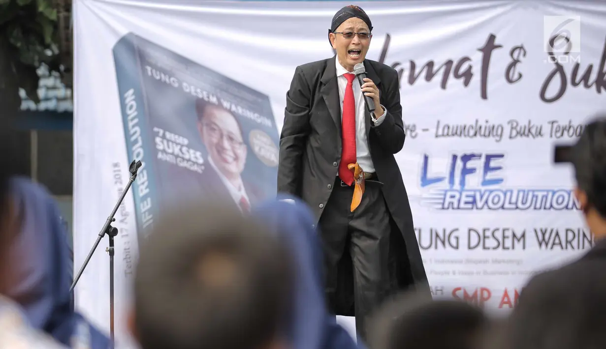 Motivator bisnis Tung Desem Waringin ketika pre-launching buku miliknya di SMP Angkasa Halim Perdana Kusuma, Jakarta, Kamis (7/6). Dalam mempromosikan buku "LIFE REVOLUTION itu, Tung Desem melakukan promosi dengan hujan uang. (Liputan6.com/Faizal Fanani)