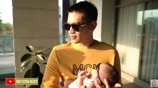 6 Potret Baby Keene Atharrazka Berjemur Pakai Kacamata, Bikin Gemas