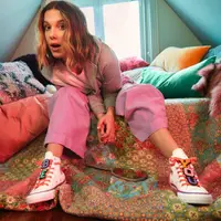 Intip koleksi sneakers bernuansa hasil kolaborasi Converse dengan Millie Bobby Brown (Foto: Instagram/converse)