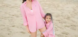 Putri Shandy Aulia, Claire Herbowo, curi perhatian saat liburan di pantai bersama kedua orangtuanya [@claireherbowo]