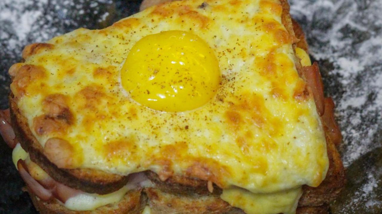 Telur merupakan salah satu bahan makanan yang kaya nutrisi. Kaya akan protein berkualitas tinggi, telur menyediakan asam amino esensial yang diperlukan tubuh untuk membangun dan memperbaiki jaringan, termasuk struktur rambut. Selain itu, telur juga menga