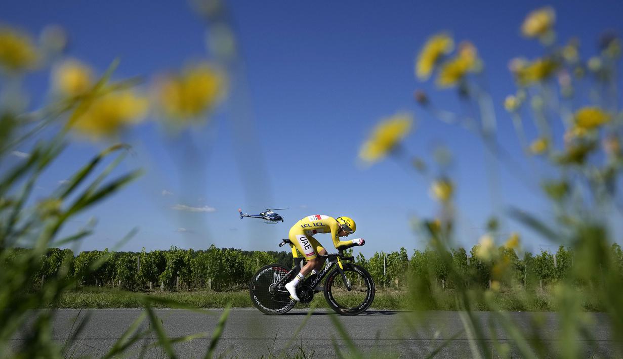 Pembalap tim UAE Emirates sekaligus penyandang kaus kuning,Tadej Pogacar sedang melaju pada etape ke-21 balap sepeda Tour de France 2021 kategori individual time trial yang menempuh 30,8 kilometer, dari Libourne menuju Saint-Emilion, Prancis, pada Sabtu 17 Juli 2021. (AP/Christophe Ena)
