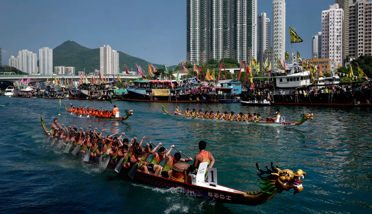 Semangat para peserta saat berkompetisi dalam lomba balapan perahu naga di Hong Kong, Selasa, (30/5). Turnamen ini diselenggarakan untuk memperingati festival perahu naga yang diadakan di seluruh Hong Kong. (AP Photo / Vincent Yu)