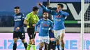 Striker Napoli, Hirving Lozano (kanan) melakukan selebrasi usai mencetak gol ke gawang Atalanta dalam laga leg kedua semifinal Coppa Italia 2020/21 di The Azzurri d'Italia Stadium, Rabu (10/2/2021). Napoli kalah 1-3 dari Atalanta. (AFP/Miguel Medina)