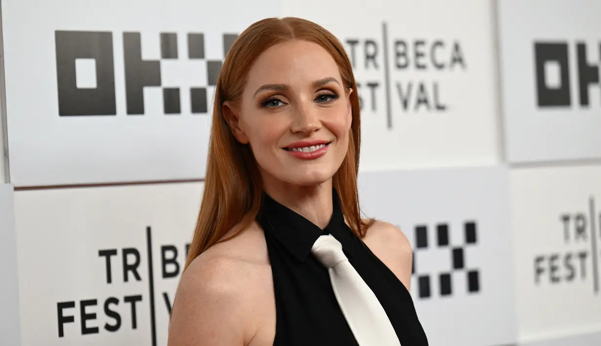 Aktris Jessica Chastain menghadiri pemutaran perdana film The Forgiven pada Festival Film Tribeca 2022 di BMCC Tribeca PAC, New York City, Amerika Serikat, 14 Juni 2022. Untuk riasan, Jessica menyempurnakan kulit gadingnya dengan sedikit bedak bronzing dan perona pipi peach yang banyak di pipinya. (Angela Weiss/AFP)