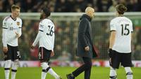 Rentetan hasil positif Manchester United di bawah manajer Erik ten Hag akhirnya terputus dengan kekalahan telak 0-7 dari Liverpool pada laga lanjutan Liga Inggris 2022/2023, Minggu (5/3/2023) di Anfield Stadium. Tak puas dengan penampilan anak buahnya, juru taktik asal Belanda itu pun sempat melontarkan 3 ancaman kepada para pemainnya di ruang ganti usai laga tersebut. Apa saja isi ancaman tersebut? Simak urainnya berikut ini. (AP Photo/Jon Super)