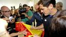Iker Casillas memberikan tanda tangan di bedera Spanyol saat berkunjung ke Museum FC Porto di Stadion Dragao, Porto, Portugal. (14/7/2015). (AP Photo/Paulo Duarte)