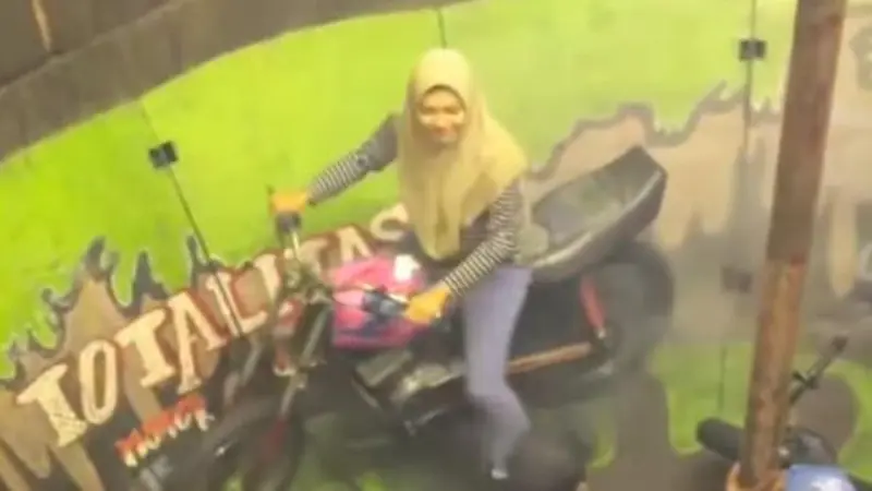 Sedang Hamil, Wanita Ini Tetap Berani Mencari Nafkah Naik Motor Tong Setan