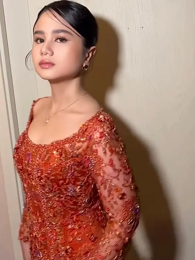 Potret Tissa Biani Tampil Anggun dalam Balutan Kebaya Merah di Anugerah Kartini Musik & Film Indonesia 2025