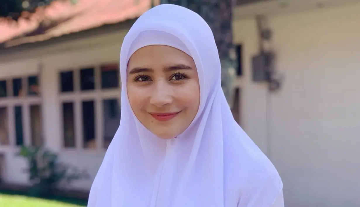 Berbalut hijab berwarna putih polos, Prilly terlihat anggun dan buat hati netizen adem. Banyak juga yang berharap Prilly Latuconsina bisa memantapkan diri untuk berhijab, meskipun keputusan itu memang membutuhkan proses yang bertahap. (Liputan6.com/IG/@prillylatuconsina96)