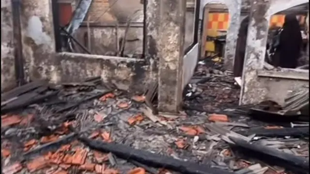 Puing-puing Berserakan di Area Dalam Rumah