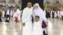 Bukan mengiming-imingi dengan hadiah seperti kebanyakan orang tua yang mengajarkan anaknya puasa di bulan Ramadan, namun Zee Zee memberikannya semangat dengan pujian. Meski awalnya ia merasa takut. (Instagram/zeezeeshahab)