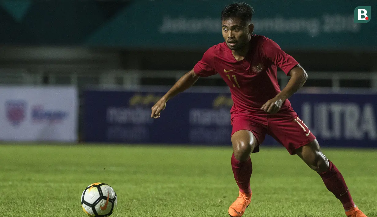 Gelandang Timnas Indonesia, Saddil Ramdani, mengontrol bola saat melawan Thailand pada laga PSSI 88th U-19 di Stadion Pakansari, Jawa Barat, Minggu (23/9/2018). Kedua negara bermain imbang 2-2. (Bola.com/Vitalis Yogi Trisna)