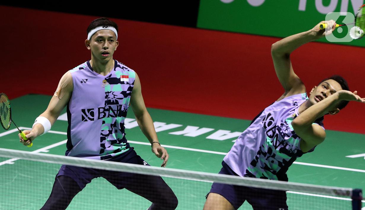 Fajar Alfian/Muhammad Rian Ardianto menang dua gim langsung 21-14, 21-17. (Liputan6.com/Helmi Fithriansyah)