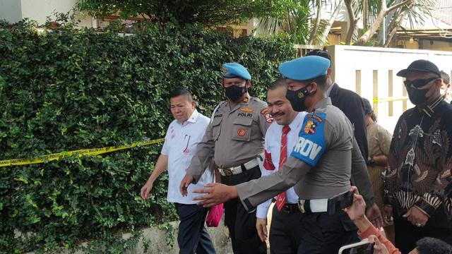 Kuasa Hukum keluarga Brigadir J, Kamaruddin Simanjuntak menyambangi lokasi rekonstruksi pembunuhan di Duren Tiga, Pancoran, Jakarta Selatan