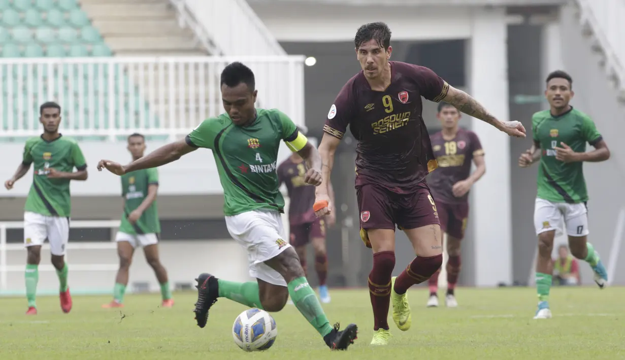 Striker PSM Makassar, Giancarlo Rodrigues, berebut bola dengan pemain Lalenok United, Francisco da Costa, pada laga Piala AFC di Stadion Pakansari, Bogor, Jawa Barat, Rabu (29/1/2020). PSM menang 3-1 atas Lalenok United. (Bola.com/M Iqbal Ichsan)