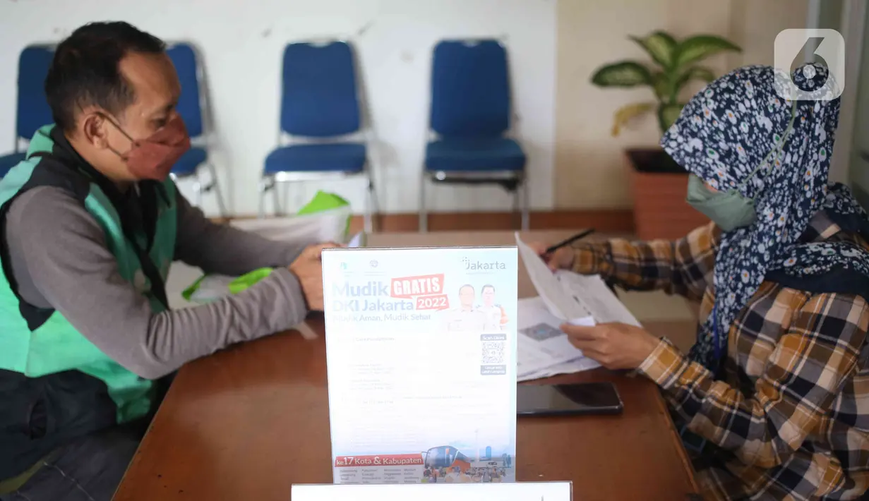 Petugas Sudinhub Jakarta Selatan melayani warga yang melakukan verifikasi offline untuk mudik gratis di Kantor Sudinhub Jakarta Selatan, Pancoran, Rabu (20/4/2022). Pendaftaran maksimal empat orang per kartu keluarga (KK) dan satu sepeda motor. (Liputan6.com/Herman Zakharia)