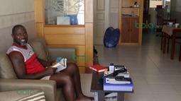 Pelatih Jacksen F. Tiago saat membaca buku di Apartemen Gurney, Penang, Malaysia, Minggu (31/01/2016). (Bola.com/Nicklas Hanoatubun)