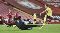 Penjaga gawang Liverpool, Alisson, menyelamatkan tendangan Ashley Barnes dari Burnley pada pertandingan Liga Inggris di Liverpool, Inggris, Kamis, 21 Januari 2021. (Peter Powell / Pool via AP)