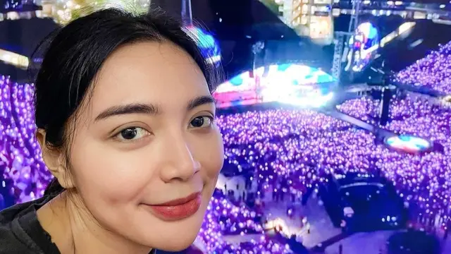 Artis Nonton Konser Coldplay di GBK
