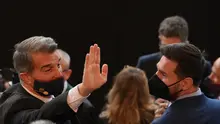 Joan Laporta saat menyapa Lionel Messi di acara pelantikannya menjadi presiden Barcelona (AFP)