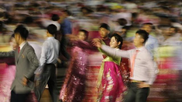 Sekelompok orang melakukan tarian massal di Pyongyang (AP)