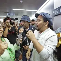 Tompi dan Glenn Fredly Ngamen