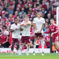 Pemain Liverpool, Dominik Szoboszlai, melepaskan tendangan bebas ke gawang Arsenal pada laga pekan ketiga Premier League 2025/2026 di Stadion Anfield, Minggu (31/8/2025). (AP Photo/Jon Super)