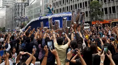 Sejumlah warga mengambil gambar Miss Universe 2015, Pia Alonzo Wurtzbach  di jalanan  Manila, Filpina, (25/1).  Pia Alonzo Wurtzbach  yang merupakan kontestan dari Filpina diarak menggunakan  kendaraan hias. (REUTERS / Erik De Castro)