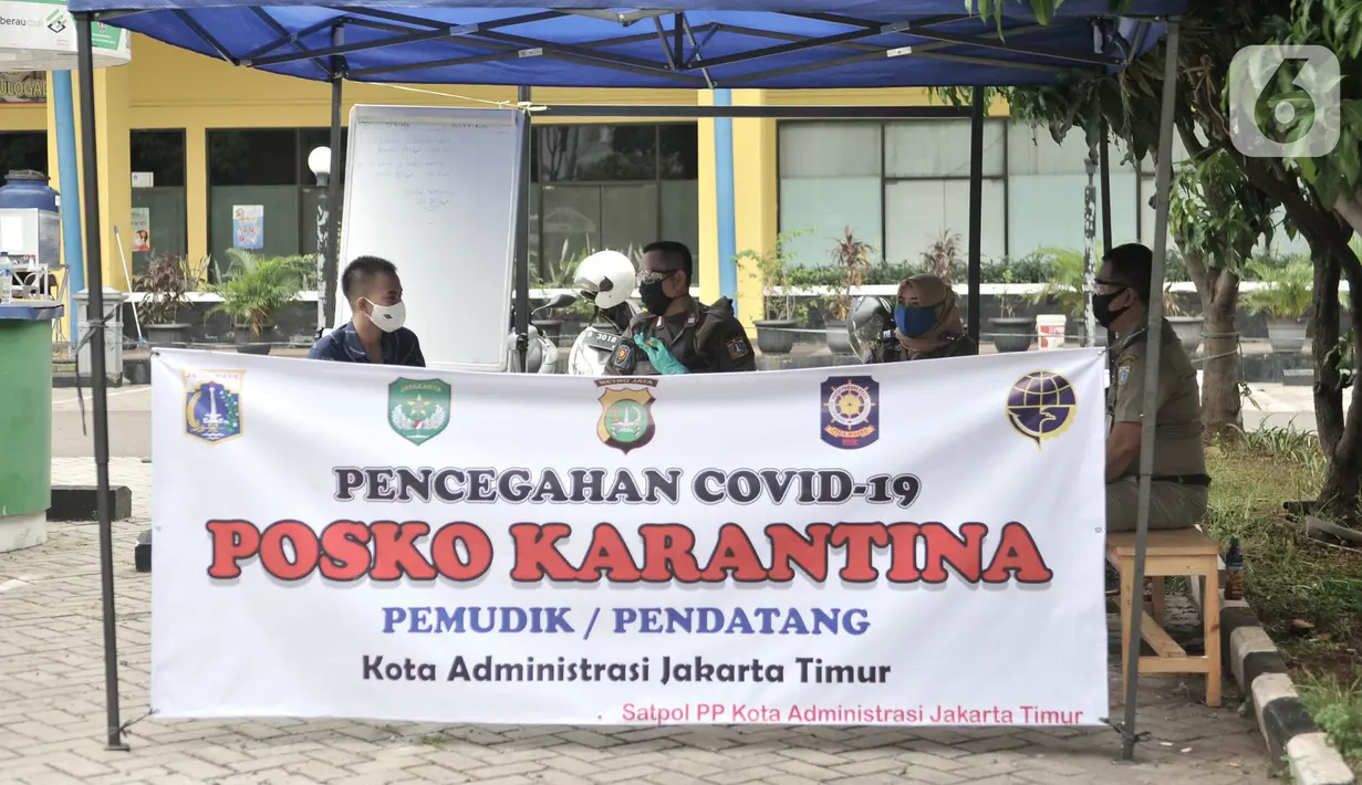 Petugas berjaga di posko karantina pemudik di Gelanggang Remaja Pulogadung, Rawamangun, Jakarta, Kamis (28/5/2020). Pemprov DKI Jakarta melalui Unit Pengelola Terminal Terpadu Pulogebang menjadikan Gelanggang Remaja Pulogadung sebagai lokasi karantina mandiri. (merdeka.com/Iqbal S. Nugroho)