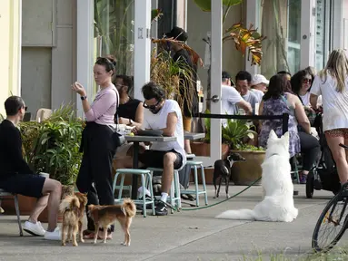 Pelanggan duduk di luar kafe di Pantai Bondi di Sydney, Australia, Sabtu (8/1/2022). Negara bagian terpadat di Australia itu telah memberlakukan kembali beberapa pembatasan dan menangguhkan operasi elektif ketika kasus COVID-19 melonjak ke rekor baru lainnya. (AP Photo/Mark Baker)